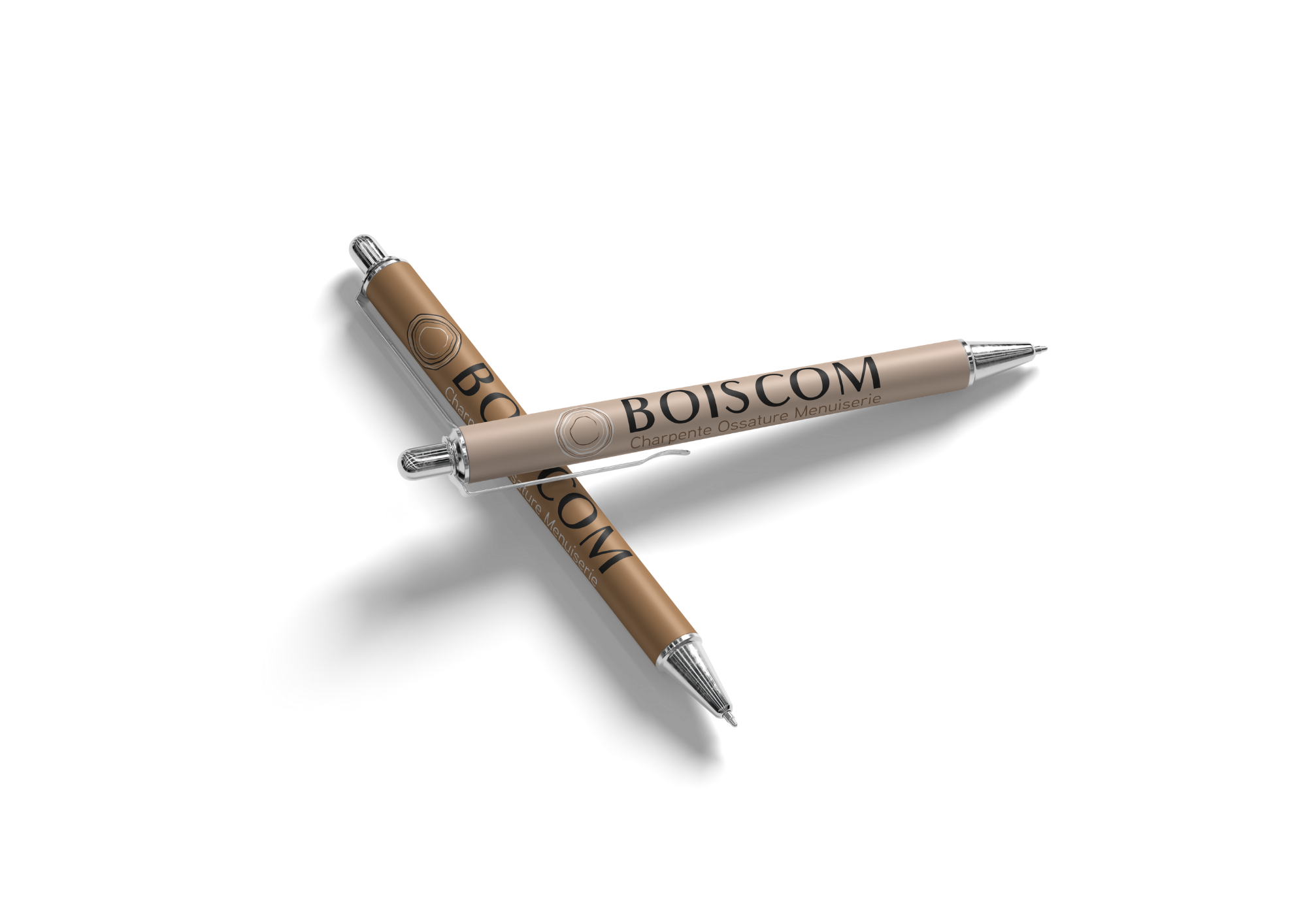 Stylo personnalisé BOISCOM – identité visuelle et branding pour entreprise de charpente et menuiserie
